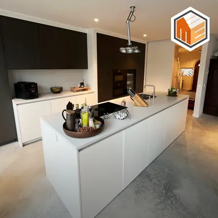 Prachtige keuken op maat met wandmeubel